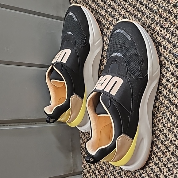 UGG Women's La Flex Sneaker. - Picture 3 of 9